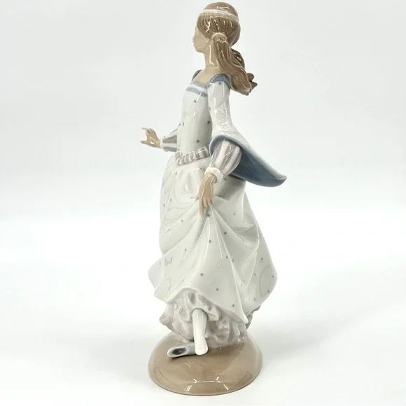 Lladro Cinderella's Lost Slipper Glazed Porcelain Figurine #4828